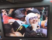 والدة الشهيد الفلسطينى إبراهيم النابلسى تحمل نعشه بابتسامة عريضة