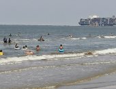 مشهد لن تراه إلا فى بورسعيد.. المصطافون بجوار سفن الحاويات العملاقة.. ألبوم