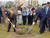 أمين عام الأمم المتحدة يشارك فى زراعة شجرة بمنغوليا.. صور