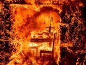 صور.. العالم هذا المساء.. إجلاء 8000 شخص من منطقة جيروند بجنوب فرنسا بسبب الحرائق.. تايلاندى يسرق ليعود للسجن للحصول على الطعام والشراب مجانا.. مسابقة ركوب الأمواج للكلاب فى كاليفورنيا متعة ومنافسة مذهلة