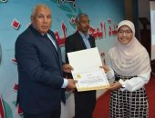 محافظ الوادى الجديد يكرم أوائل الشهادات العامة والأزهرية بالفرافرة