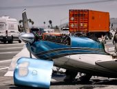 شغل سيما.. تحطم طائرة مشتعلة على طريق سريع مزدحم ونجاة الطيار وراكب "صور"