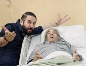 فاروق فلوكس فى صورة جديدة من داخل المستشفى بصحبة عمرو عبد العزيز