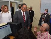 نائب رئيس جامعة عين شمس يتفقد معمل تنسيق ذوى القدرات الخاصة