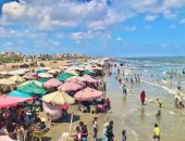 الآلاف يستمتعون.. إقبال كبير من المصطافين على شاطئ بورسعيد.. صور