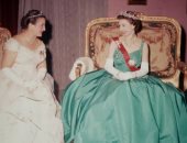 أزياء الملكة إليزابيث الأكثر شهرة.. "فستان زفافها تضمن 10 آلاف لؤلؤة"