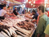 على نغمات الأغاني الشعبية.. الزبائن يرقصون مع البائعين في سوق أسماك بورسعيد.. صور