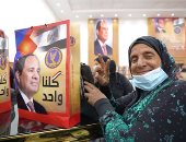 مواطنون يشكرون الرئيس السيسي لتوفير سلع بأسعار مخفضة بمبادرة كلنا واحد.. فيديو