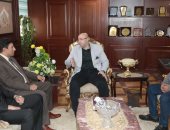 محافظ بني سويف يبحث مع نقيب البيطريين تعظيم دور القطاع فى تنمية الثروة الحيوانية 