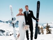 زفة غير تقليدية.. عروسان أمريكيان يتزلجان على جبل جليدي بالبدلة والفستان