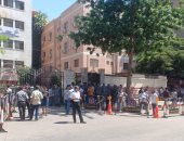 توافد أهالى المتوفين والمصابين بحريق كنيسة المنيرة أمام مستشفى إمبابة.. صور