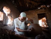 يا حلاوة الأيد الشغالة.. "محمد" يبدع فى تصوير الحرف اليدوية بقنا