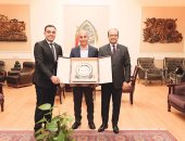 نواب "التنسيقية" يهدون درعا تذكارية لرئيس جامعة الزقازيق نظراً لجهوده الحثيثة