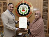 محافظ الدقهلية يسلم الأم المثالية بالمحافظة وسام الكمال من الطبقة الثانية