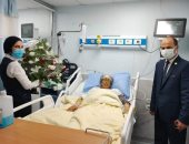  وزير الطيران المدني يرسل باقات ورود للمرضى بمستشفى مصر للطيران
