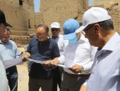 محافظ المنيا يراجع عددا من تراخيص البناء فى جولة ميدانية بقرية تندة