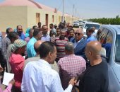 محافظ الوادى الجديد يتفقد قرى بشائر الخير ضمن خطة المحافظة للجذب السكانى