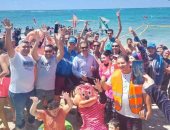 صور.. شاطئ المندرة المجانى يستقبل 500 شخص من ذوى الهمم وسط فرحة الأطفال
