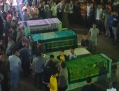 صور.. أهالى قرية بهنباي يشيعون جثامين 8 أشخاص من أسرة واحدة لقوا مصرعهم فى حادث