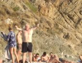 بوريس جونسون يستمتع بإجازته فى اليونان برفقة عائلته.. صور