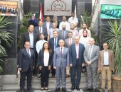 مركز التطوير المهنى يكرم رئيس جامعة الزقازيق على جهوده لإنجاح المراكز الجامعية