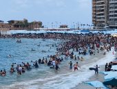 شاهد فى «الويك إند».. إقبال كبير على شواطئ الإسكندرية للاستمتاع بالمصيف