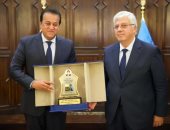 وزير التعليم العالى يكرم الدكتور خالد عبد الغفار والمجلس الأعلى للجامعات.. صور