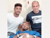 شاهد.. طبيب الأهلى يرافق أفشة أثناء جراحة الفتاق وأيمن أشرف يزوره