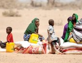 الجفاف والإرهاب يفاقمان معاناة الصوماليين.. الداخلية تحذر مليشيات الشباب من عرقلة إيصال مساعدات المتضررين.. والأمم المتحدة تضخ 10 ملايين دولار.. وتؤكد: المجاعة تهدد 22 مليون شخص بالقرن الأفريقى والأزمة لن تنتهى