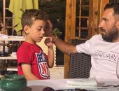 على معلول يستمتع بالإجازة بصحبة نجله كريم قبل العودة إلى الأهلى.. صور