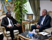 محافظ جنوب سيناء يلتقي سفير سيراليون في إطار التنسيق لاستضافة مؤتمر المناخ