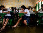يافرحة ما تمت.. الفيضانات تستقبل طلاب الفلبين بعد عامين من التوقف بسبب كورونا