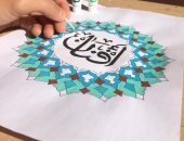 "أحمد" يهوى رسم اللوحات بطريقة المانديلا أبيض وأسود وألوان