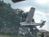 الطيار نجا بأعجوبة.. لحظة تحطم طائرة على طريق مزدحم فى فلوريدا "فيديو وصور"