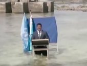 مؤتمر من قلب المحيط.. شاهد وزير خارجية جزيرة توفالو يلقى كلمة وسط المياه