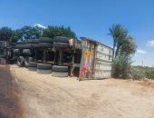 انقلاب سيارة نقل محملة بـ"كونتنر" على طريق الإسماعيلية بورسعيد.. صور