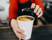 دراسة جديدة تحذر: شرب القهوة الساخنة يزيد من خطر الإصابة بسرطان المريء