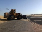 استعدادا للشتاء.. إزاحة الرمال من على الطرق السريعة بوسط سيناء