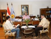 محافظ أسيوط يناقش مع مسئولي الشباب والرياضة والتضامن خطة مشروعات "حياة كريمة" 