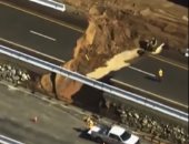 الفيضانات الموسمية تدمر الطريق السريع بين كاليفورنيا وأريزونا.. فيديو 