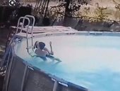الطفل البطل ينقذ أمه من الغرق.. والشرطة الأمريكية تكرمه (فيديو)