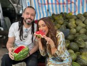 عبد الفتاح الجرينى يستمتع مع زوجته جميلة البدوى بتناول البطيخ فى شهر العسل 