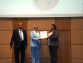   فى إطار الاستعدادات لاستضافة مصر مؤتمر المناخ cop27  والتعاون بين وزارة البيئة وجمعية كتاب البيئة والتنمية.. وزيرة البيئة تسلم الفائزين من الصحفيين جوائز مسابقة سوزان زكي للتميز الصحفي 