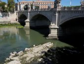 الجفاف يكشف جسرًا تاريخيًا استخدمه الإمبراطور نيرون فى إيطاليا.. صور