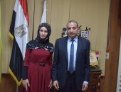 رئيس جامعة بنى سويف يستقبل ياسمين محمود بعد تخرجها كأول طالبة "دمج" بالجامعة