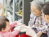 دار مسنين يابانية توظف أطفالاً لمرافقة نزلائها ورفع معنوياتهم.. بهذه الشروط