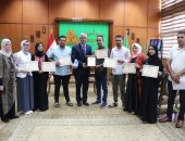 رئيس جامعة المنوفية يسلم الطلاب العرب شهادات التدريب العملى