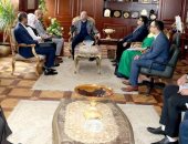 محافظ بنى سويف يلتقى أعضاء وحدة مبادرة "حياة كريمة" بوزارة التنمية المحلية