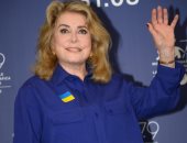 كاترين دونوف تدعم أوكرانيا بمجرد وصولها فعاليات مهرجان فينيسيا
