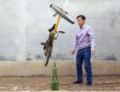 كهربائى صينى يتحدى قوانين الفيزياء بموازنة أشياء ثقيلة فوق بعضها.. صور